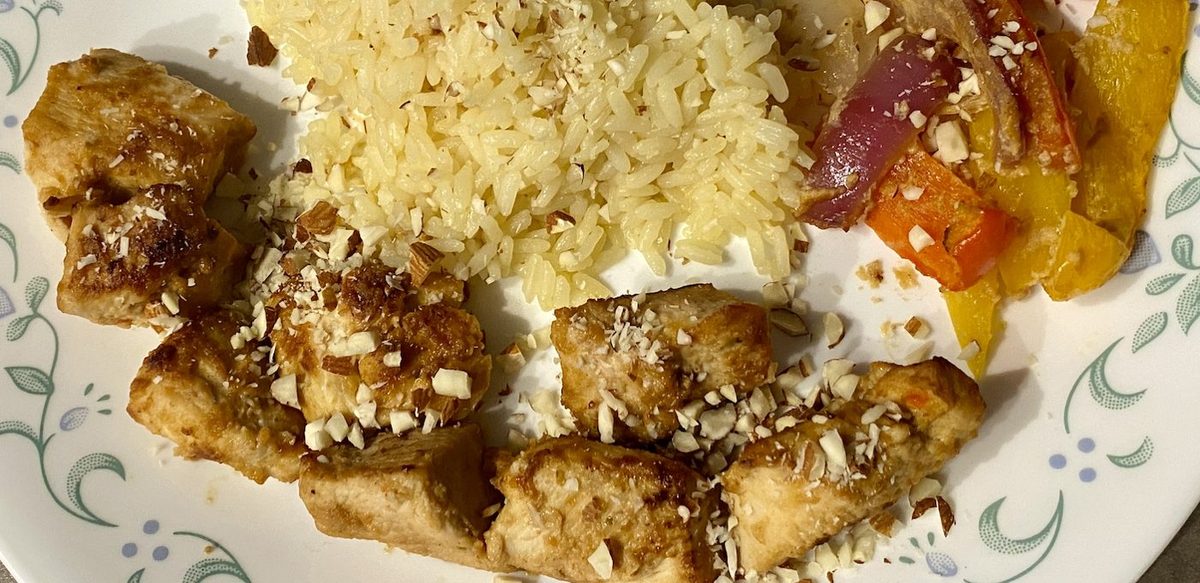 Brochettes de poulet satay grillées au BBQ avec sauce aux arachides