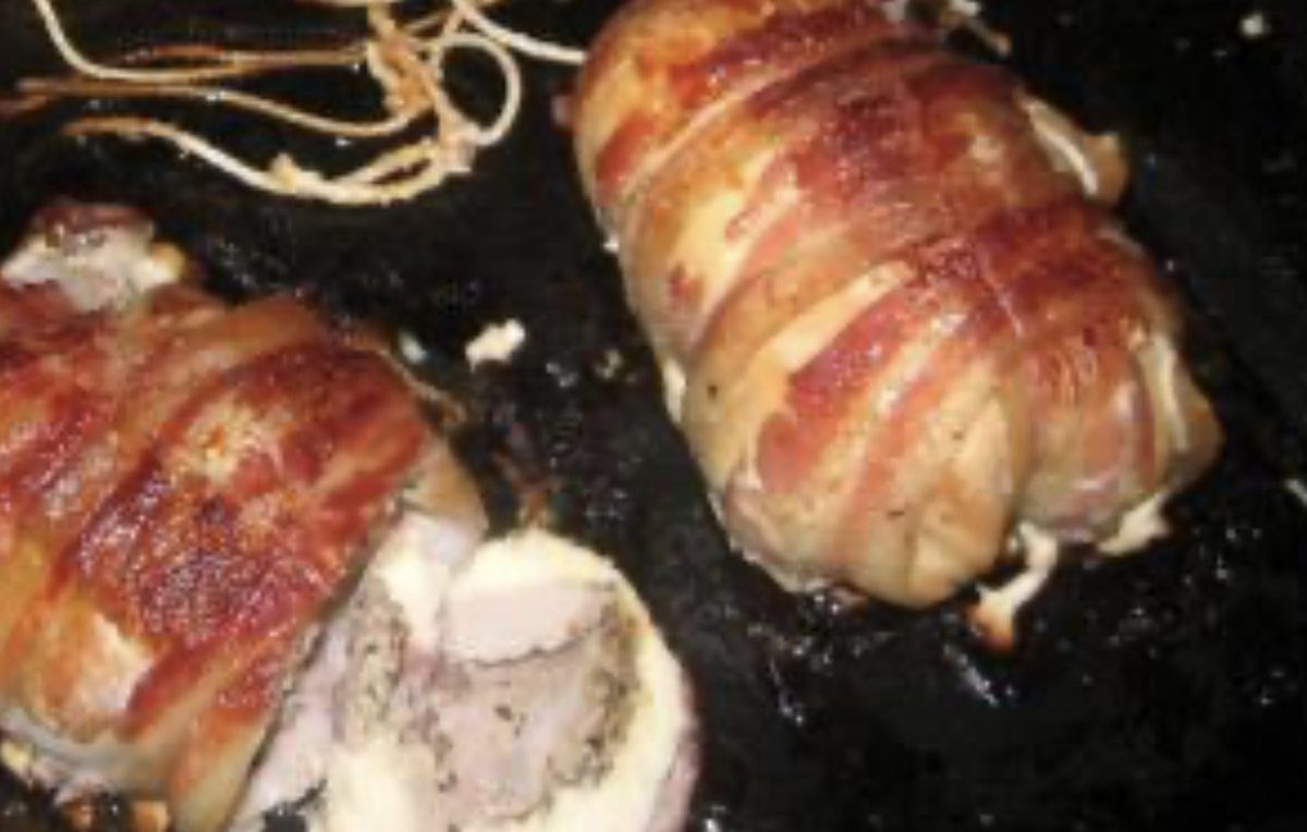 Coq au porc bardé de bacon tranché et servi avec légumes et sauce