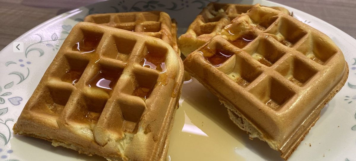 Assiette de gaufres maison dorées servies au déjeuner
