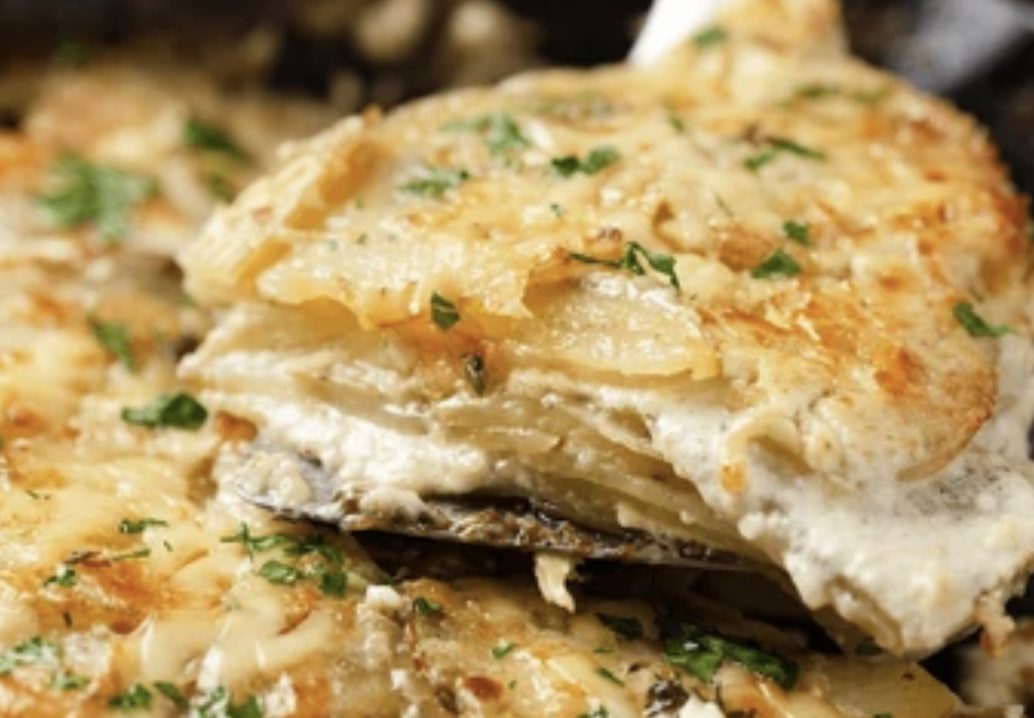 Gratin dauphinois doré au gruyère dans un plat à gratin