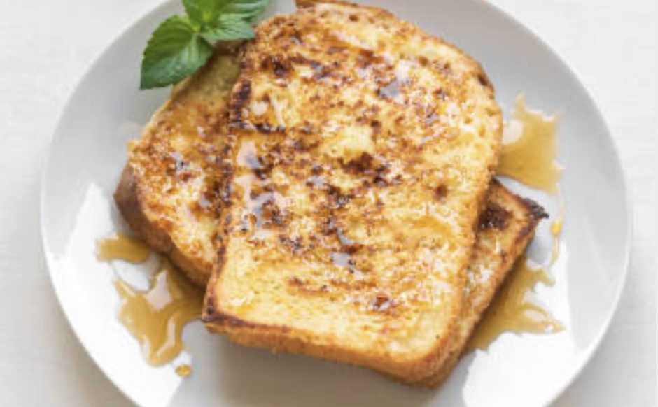 Assiette de pain doré nappé de sirop d’érable