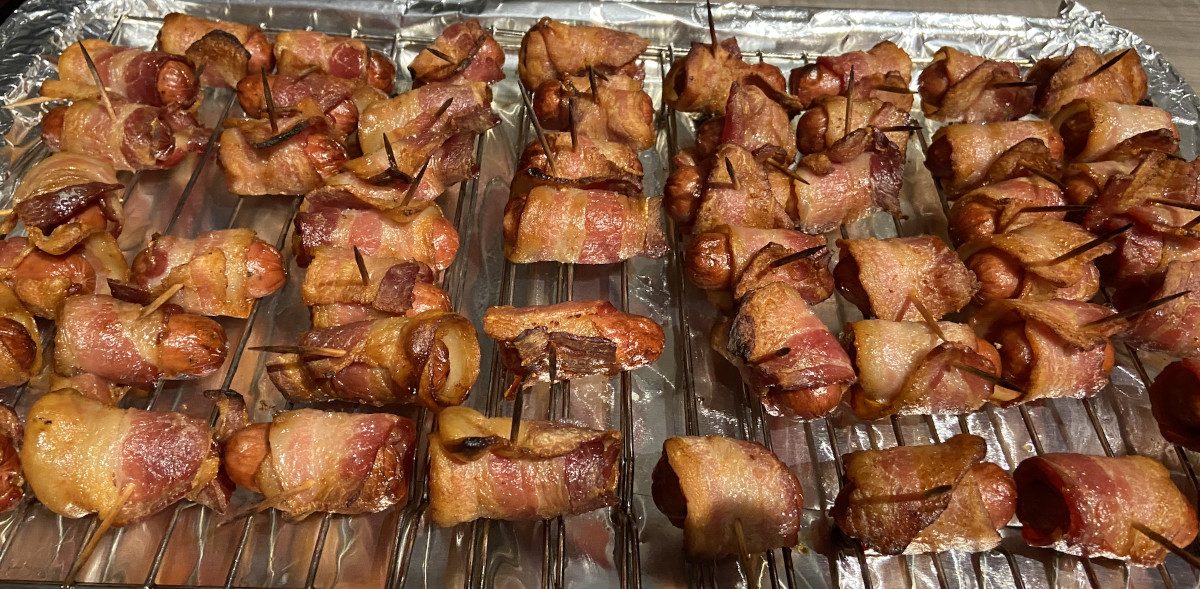 Petites saucisses cocktail entourées de bacon croustillant