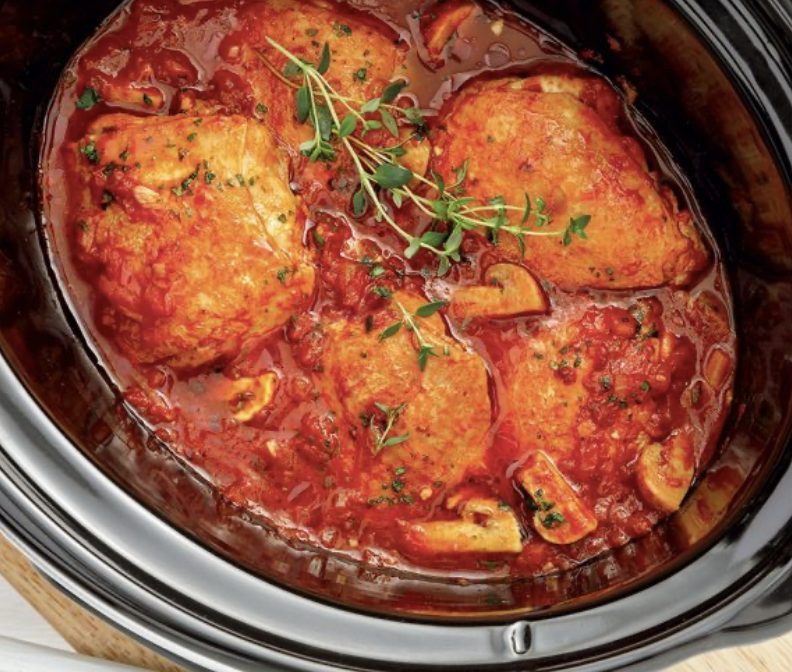 Poulet au paprika à la mijoteuse dans une sauce crémeuse aux oignons