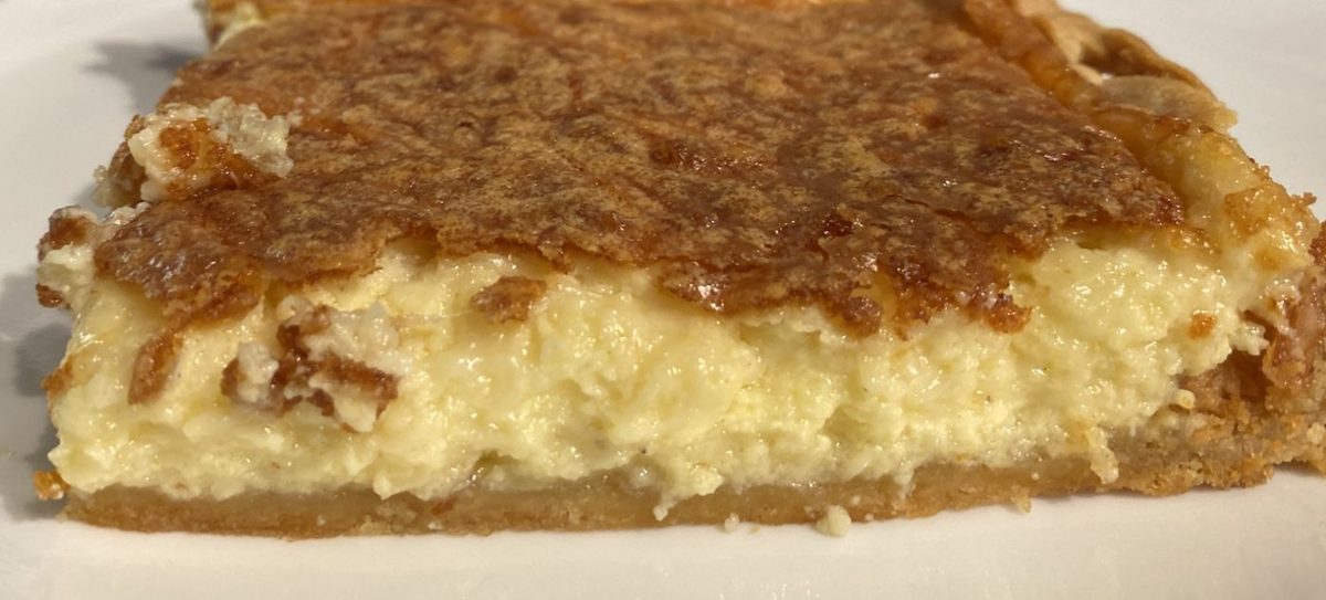 Quiche aux trois fromages alpins avec pâte feuilletée dorée, Comté, Emmental et Gruyère fondus