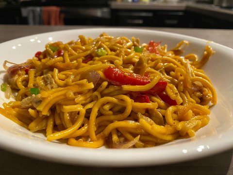 Chow Mein aux légumes et poulet servi en bol