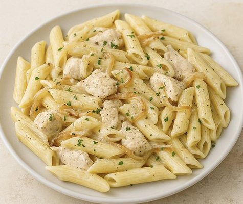 Penne rigate au poulet et oignons caramélisés