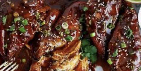 Poulet effiloché asiatique à la mijoteuse servi dans un bol