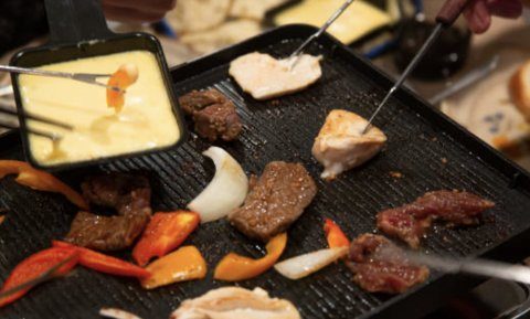 Raclette au fromage avec boeuf et poulet
