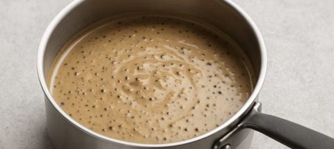 Sauce au poivre noir servie dans une saucière