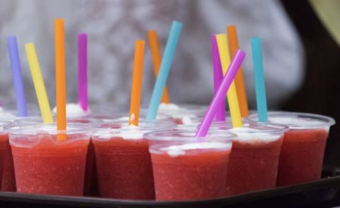 Verre de slush aux fruits maison garnie de fruits congelés
